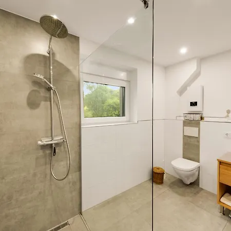 Forest Retreat Nahe Koeln - Privates Badefass, Private Sauna & Wallbox *